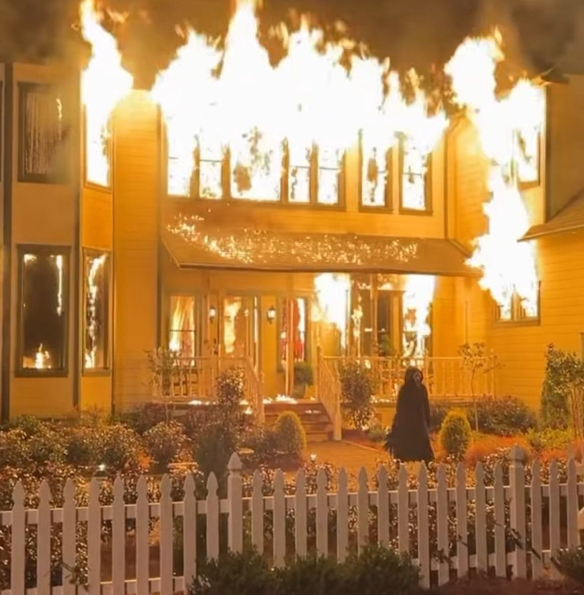 smallvillebvs's tweet photo. they did in fact rebuild the Macher house, not just on a soundstage, but on location as well just so they could really burn it down. 

gotta love when Scream goes practical 🙏

(via @biancacopeman on IG) https://t.co/vqcNq9EJMm
