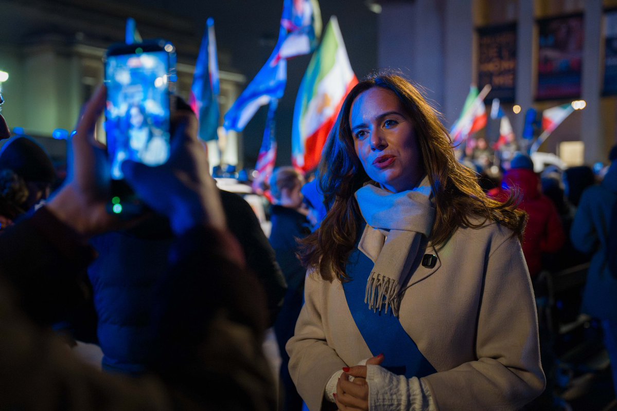 Khamenei a incarné quarante ans de régime islamique, d'oppression et de terrorisme. Si sa disparition se confirme, une page de l'histoire est peut-être en train d'être tournée.

Mes pensées vont au peuple iranien, un grand peuple, martyrisé par ce régime, qui mérite enfin de