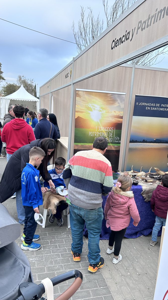 PSantomera's tweet photo. Fin de semana de #Ciencia y #Patrimonio en la
II Feria Científica de #Santomera. Aportamos nuestro granito de arena y acercamos nuestros trabajos e investigaciones a los más pequeños. https://t.co/EBvAhqzeDO