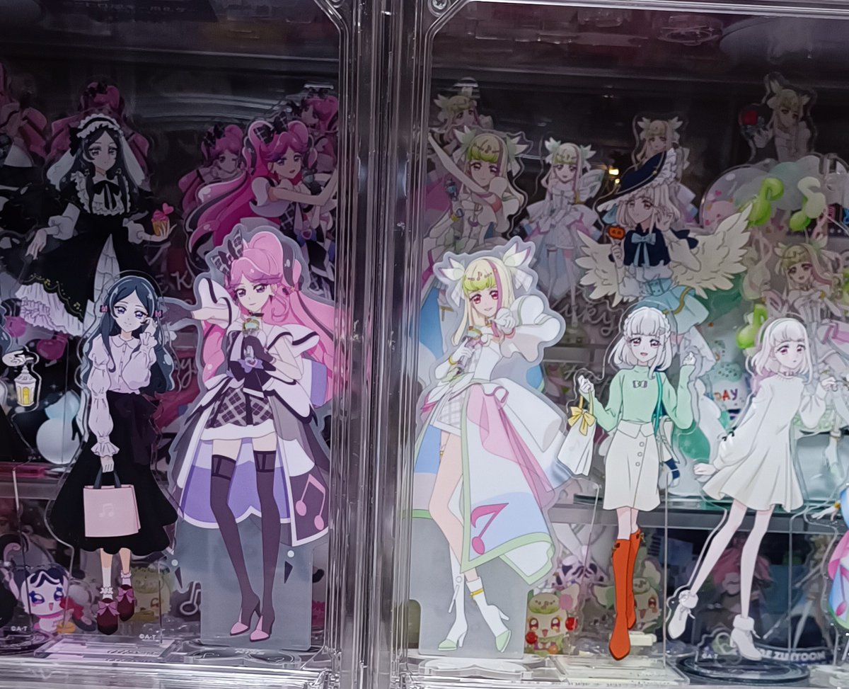 おはズキュキス🤍🖤 昨日キミとルララのアクスタ届きました