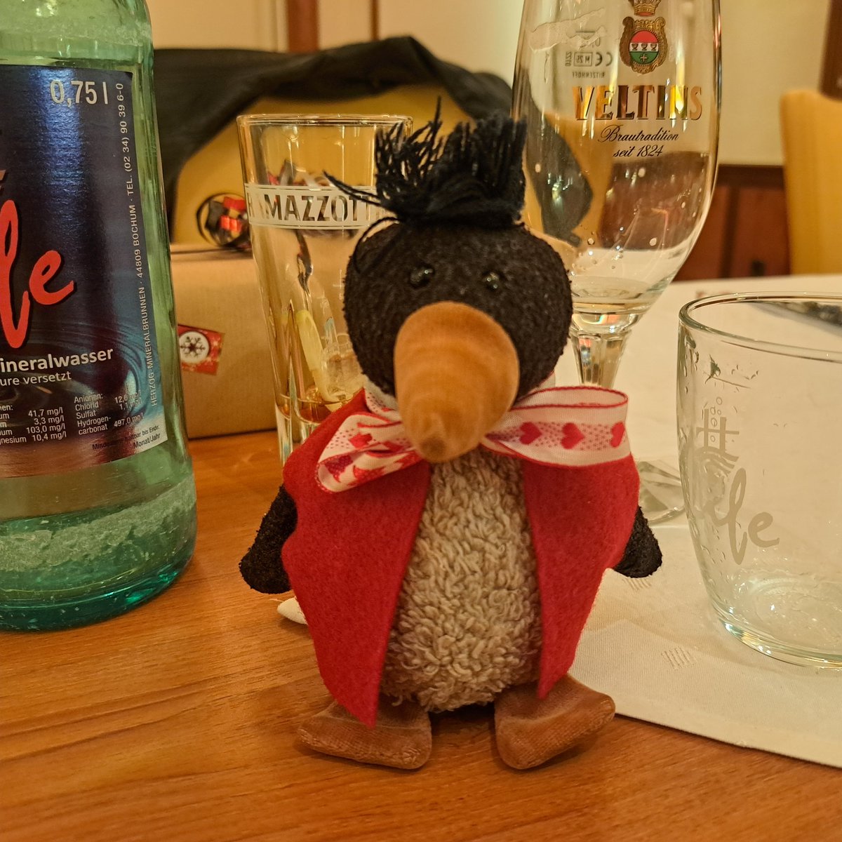 Erinnert ihr euch noch, dass mein Mensch vor 3 Monaten einen kugeligen Geburtstag hatte und die Feier absagen musste, weil die Menschin am selben Tag ins Krankenhaus kam? 🤒
Die Feier haben wir heute nachgeholt.
Und nächste Woche wird die große Party nachgeholt 🥳