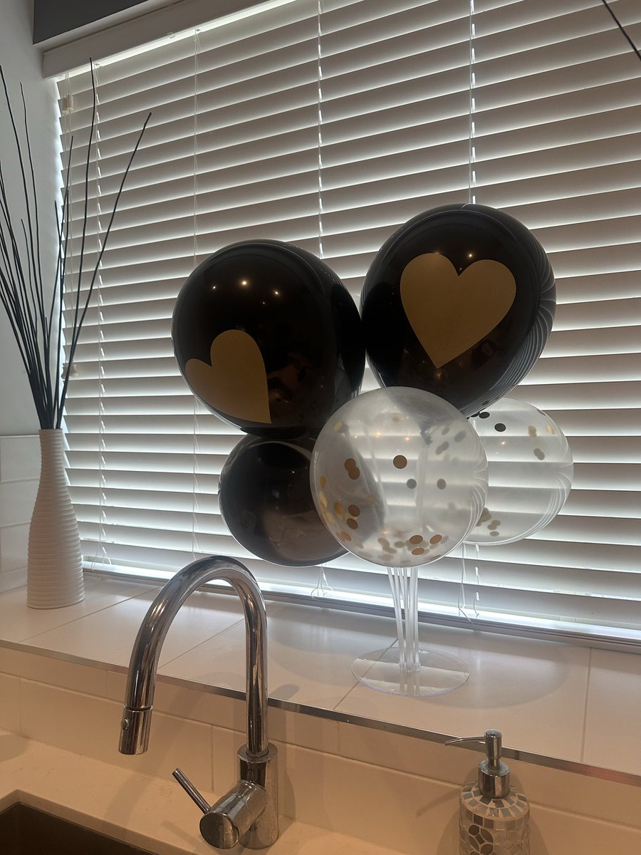 Leah Holiove tweet media