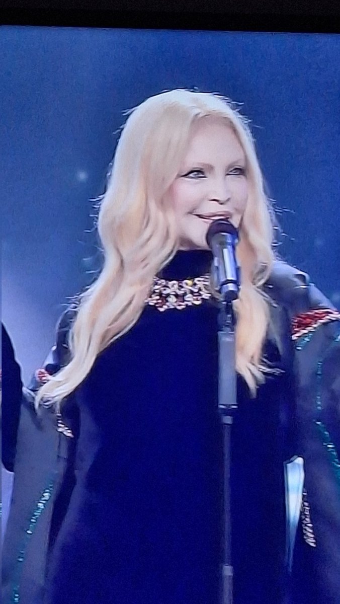 hotmessattitude's tweet photo. L'effetto lifting che mi aspetto una maschera da 1,50€ mi faccia 
#sanremo2026 https://t.co/Iw6ACKbpwS