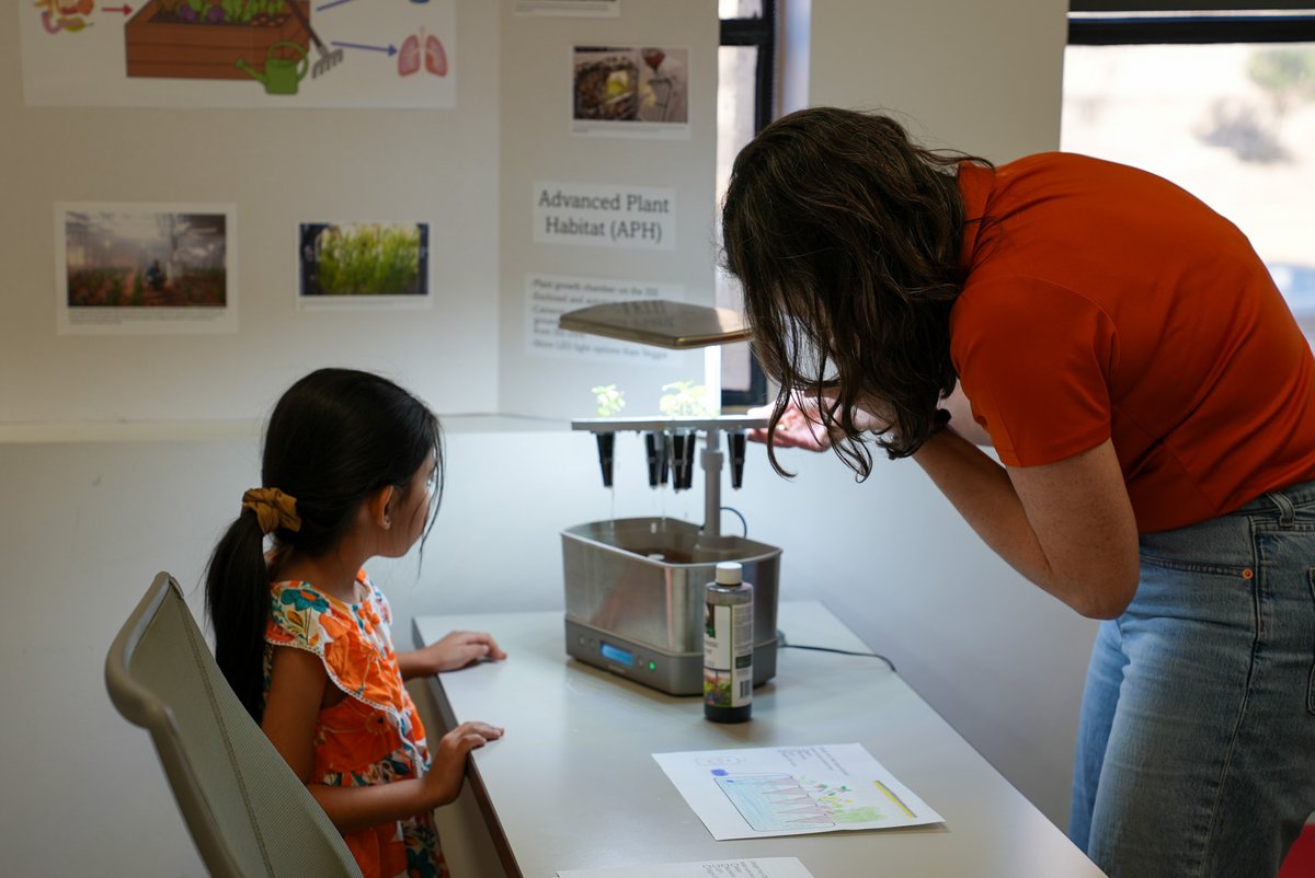 TexasOnRamps's tweet photo. We enjoyed connecting with students and families at #UTGirlDay, where the #OnRamps science team engaged future scholars in hands‑on exploration and learning. Thanks @UTWiSTEM and @UTAustin for bringing learning to life! 🧪 https://t.co/wfxfZNUW7U
