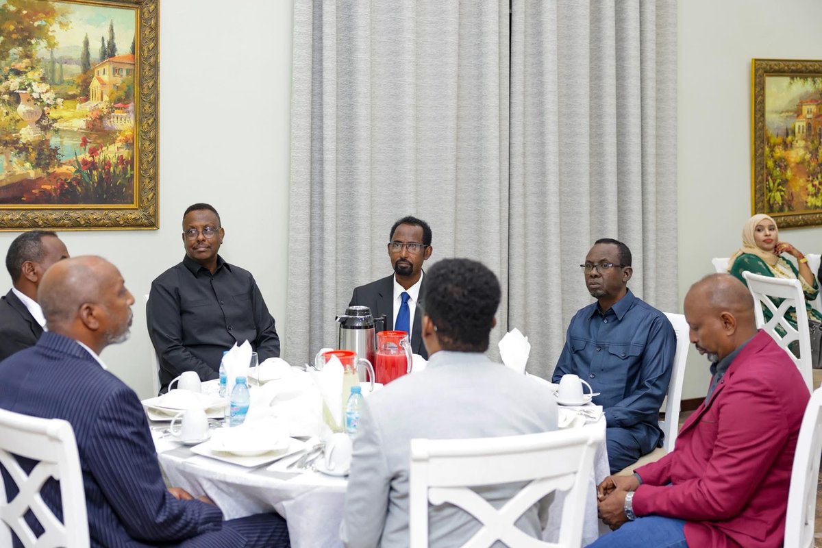 TheVillaSomalia's tweet photo. President @HassanSMohamud hosted the leaders of the political organizations for an iftar dinner at the Villa Somalia Presidential Palace. During the dinner, the President and the leaders discussed enhancing the democratization process and strengthening national unity. https://t.co/6L8JQBIr4p