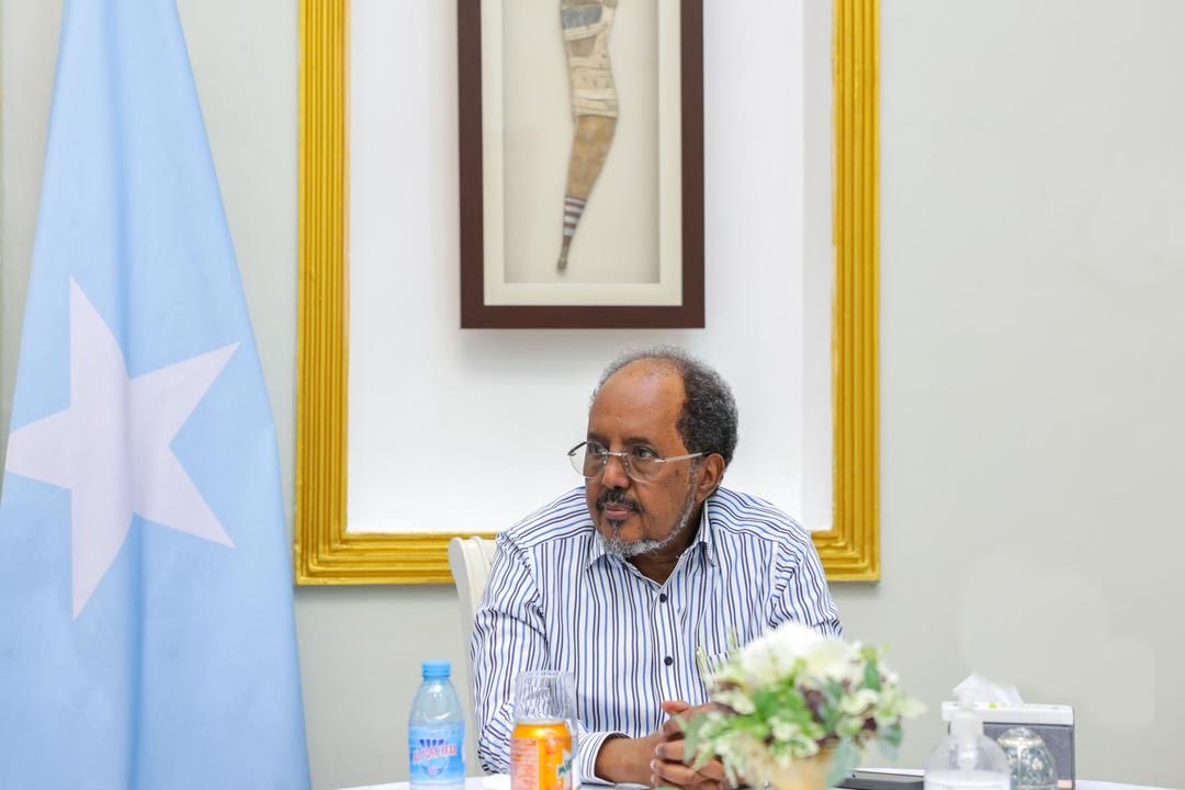 TheVillaSomalia's tweet photo. President @HassanSMohamud hosted the leaders of the political organizations for an iftar dinner at the Villa Somalia Presidential Palace. During the dinner, the President and the leaders discussed enhancing the democratization process and strengthening national unity. https://t.co/6L8JQBIr4p