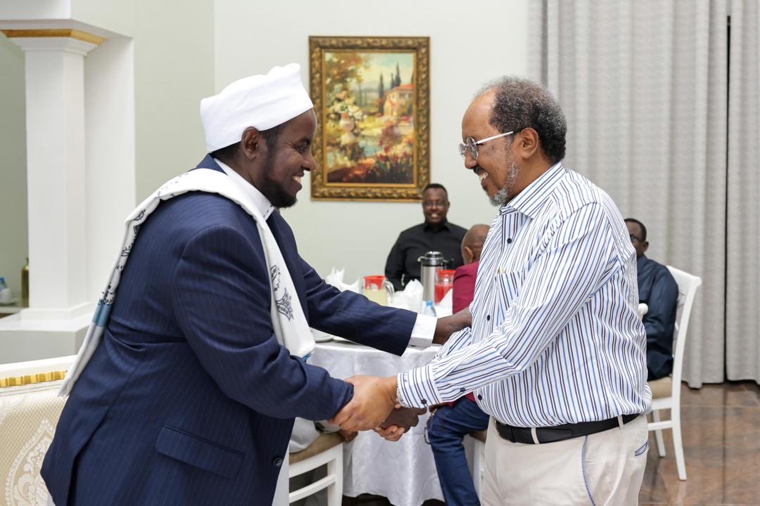 TheVillaSomalia's tweet photo. President @HassanSMohamud hosted the leaders of the political organizations for an iftar dinner at the Villa Somalia Presidential Palace. During the dinner, the President and the leaders discussed enhancing the democratization process and strengthening national unity. https://t.co/6L8JQBIr4p