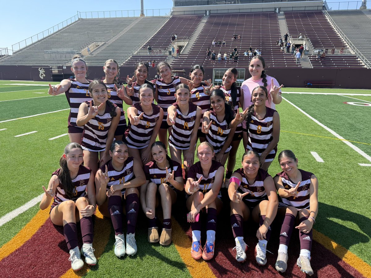 DPLadySoccer's tweet photo. BIG DUB!
Varsity took the 1-0 win, & we keep climbing!
Great team win, defense stayed strong & we got it done!
✔️ playoffs secured
✔️3 big points
⚽️🐠 Dakota
#GODEER https://t.co/yWQdEb5tZq