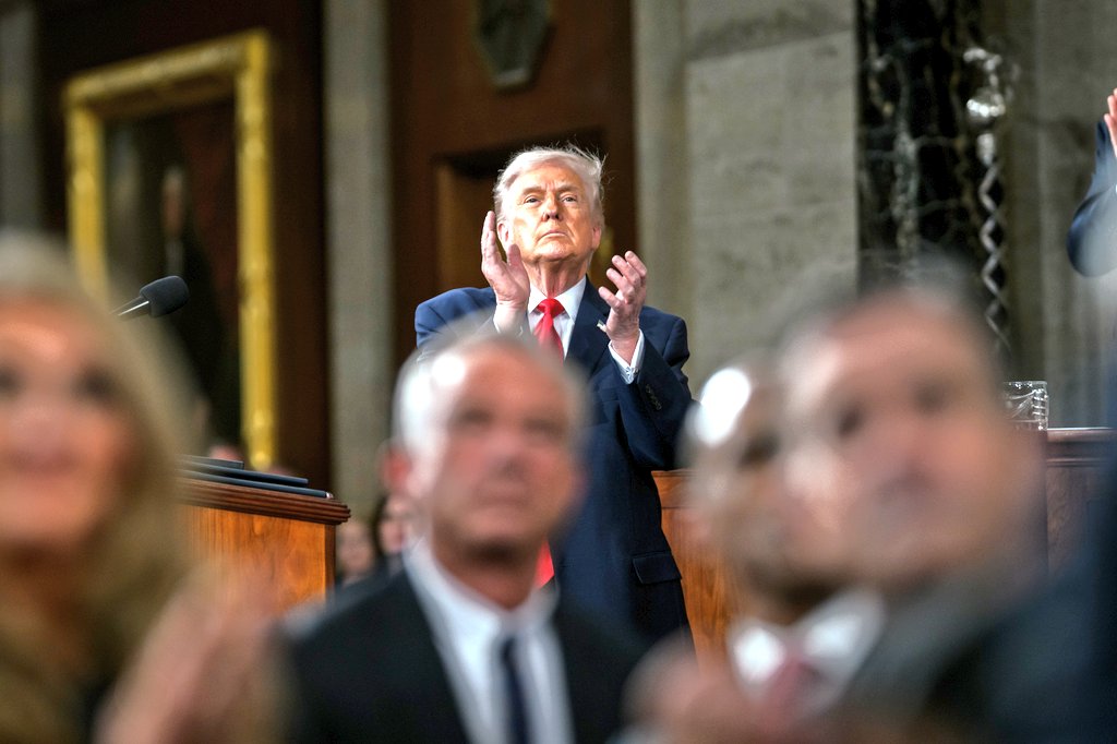 صرّح الرئيس الأمريكي دونالد ترامب لشبكة NBC News أنه يعتقد أن علي خامنئي قد توفي، وذلك عقب تقارير إسرائيلية أفادت بحصولها على تأكيدات بهذا الشأن.
وقال ترامب:
“تحدثتُ إلى عدد كبير من الأشخاص، ونشعر أن هذه الرواية هي الأقرب إلى الصحة”.
حتى الآن، لم يصدر أي تأكيد رسمي من الجانب