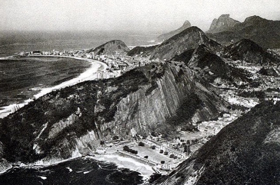 Praia Vermelha com Copacabana ao fundo, Rio de Janeiro, 1930.