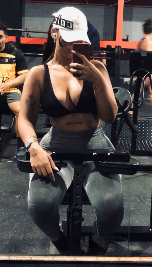 Bundinha empinada, seios fartos,  pernas grossas.  Olhar malicioso de quem sabe que é gostosa