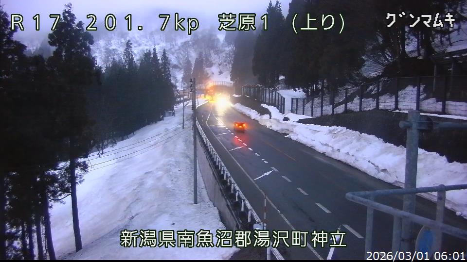 3月1日(日)6時現在、国道17号新潟県湯沢町神立付近の天候は曇り、積雪