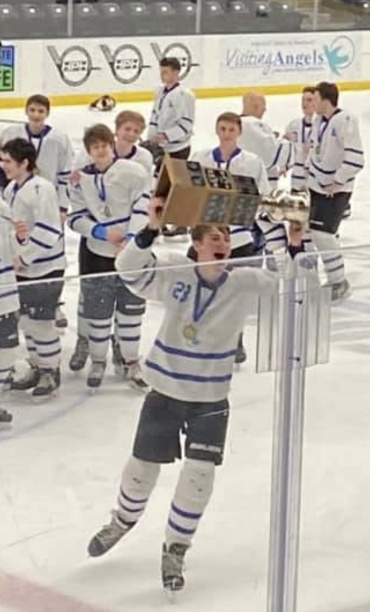 RodReidy's tweet photo. @TylerJReidy Congratulations son! Grateful to enjoy every moment of your hockey journey. Good player, great broadcaster, and better son. Proud of you, all you work so hard to achieve, and I look forward to watching you rise to meet your future. Keep working and GO IRISH ☘️ https://t.co/4ipNrJWCGZ