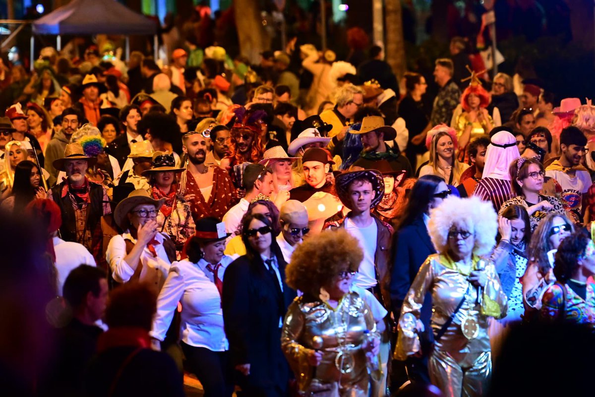 lpacarnaval's tweet photo. La celebración en la calle continúa 

El Carnaval va llegando a su final, pero la fiesta apenas comienza para las mascaritas 🎉

📸 Tony Hernández 

#cabalgatalpgc https://t.co/kaqMPof3l3