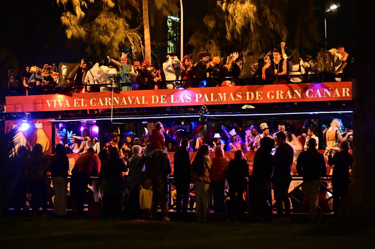 lpacarnaval's tweet photo. La celebración en la calle continúa 

El Carnaval va llegando a su final, pero la fiesta apenas comienza para las mascaritas 🎉

📸 Tony Hernández 

#cabalgatalpgc https://t.co/kaqMPof3l3