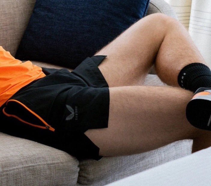 até os pelos das coxas dele são loiros e vcs nessa de que ele é moreno 🙄