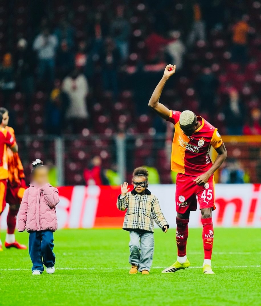 PoojaMedia's tweet photo. Father &amp; Daughter after Galatasaray victory today ❤️🧡 https://t.co/s2Bz7XkIvs