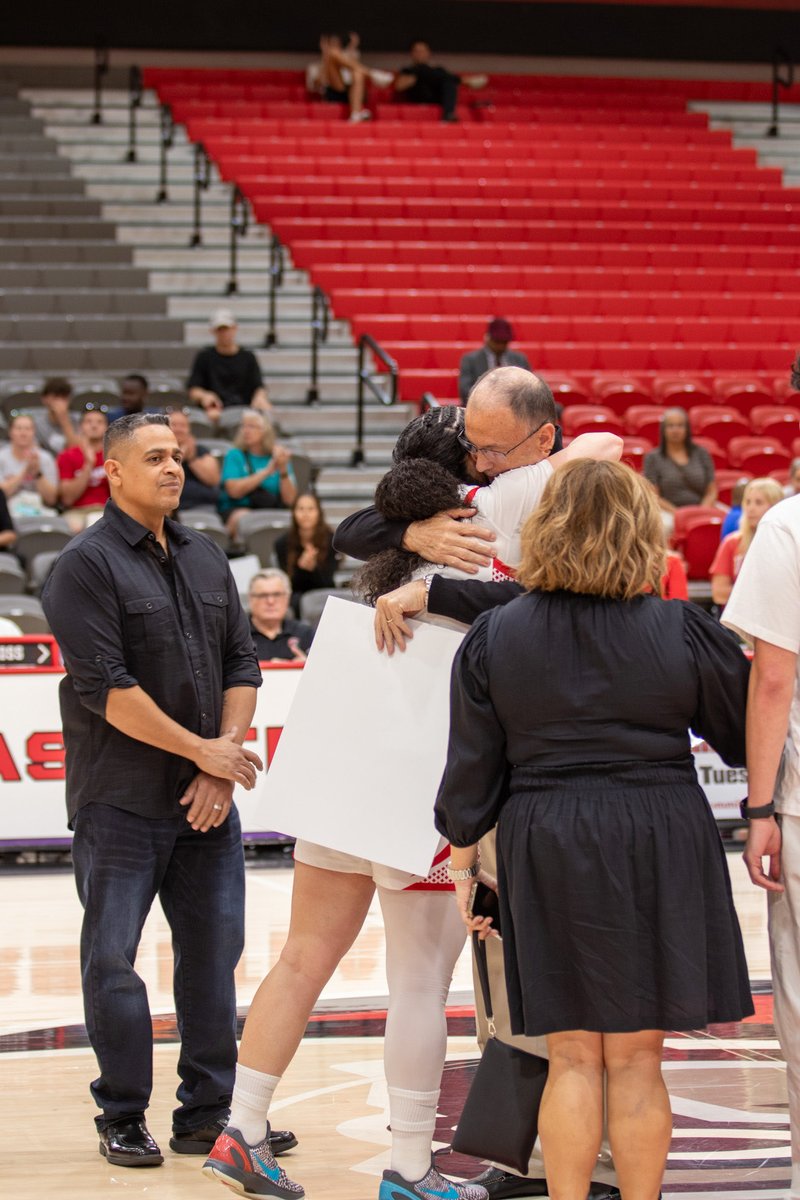 UTampaWBB's tweet photo. Thank you to our talented senior, Alanis Diaz! ❤️

#TampaWBB🏀 #StandAsOne🛡️ https://t.co/O6QJYSOZYT
