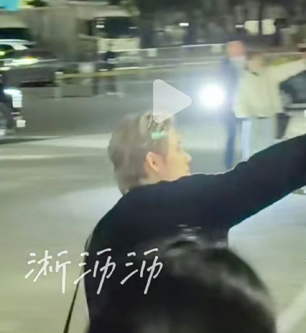 archivezzn's tweet photo. a green laser was pointed directly towards the members both yesterday and today as they were leaving the venue. please do not use lasers and shine them on people, especially in their face. this could seriously damage their eyes as well as anyone else that may have the laser directed in their eyes. this extremely dangerous and i hope the person or possibly people, are caught and punished for doing disturbing, terrifying and dangerous things like this. it’s unfortunately not the only time people have been shining lasers at idols, please don’t do this.