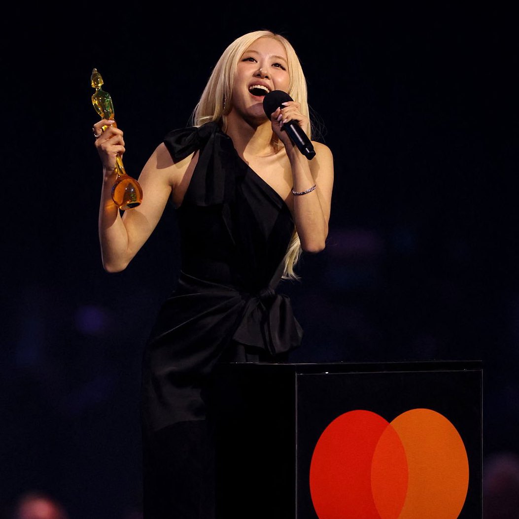 Ladies and gentleman, i present to you the first K-Pop artist in history to win United Kingdom's most renowned music award, ROSÉ.
#BRIT