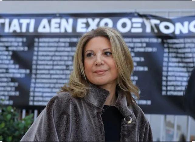 Ο νέος πρόεδρος συλλόγου  Τεμπών Ασλανίδης δεν επέτρεψε στη Καρυστιανου να μιλήσει στη συγκεντρωση.
Ξέχασε πως σ'αυτη την ιστορία η Καρυστιανού ήταν το λάβαρο και εξαιτίας της έμαθε ο κόσμος τι διεκδικεί κάθε φορά που βγαίνει στους δρόμους..
Χωρίς εκεινη,όλα θα είχαν ξεχαστεί