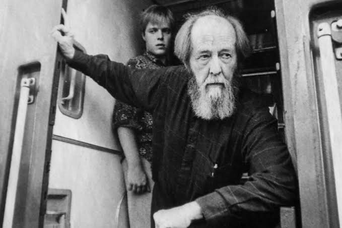 "yalan söylediklerini biliyoruz. 
yalan söylediklerini kendileri de biliyorlar. 
yalan söylediklerini bildiğimizi de biliyorlar. 
yalan söylediklerini bildiğimizi bildiklerini de biliyoruz. ama hâlâ yalan söylüyorlar."   

A. Soljenitsin