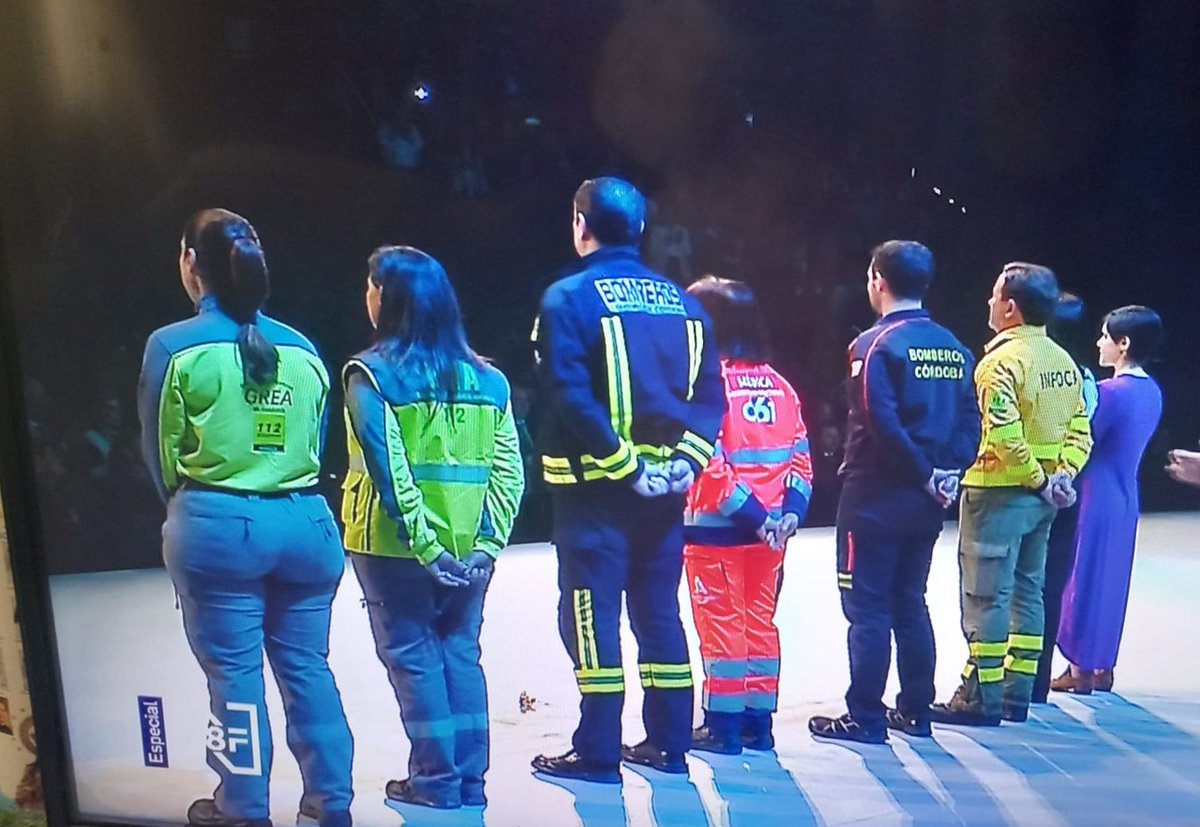 E112Andalucia's tweet image. La emergencia es un mosaico de colores: uniformes, historias y manos distintas… pero un solo corazón en el que late con fuerza el mismo espíritu de servicio público: cuidar, proteger y estar cuando más se necesita 🚑💫 
💚🤍💚
#Gracias 
#BuenasNoches