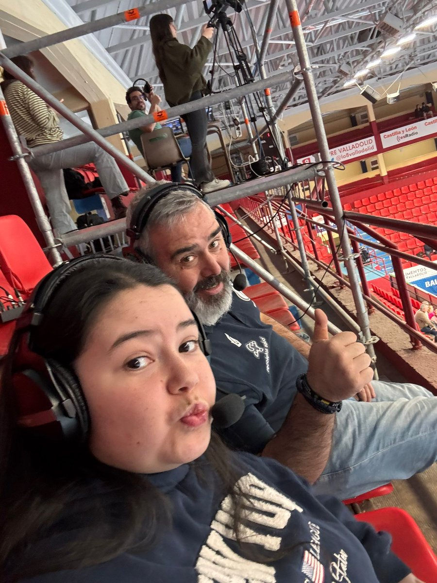 Metaloplastica's tweet photo. Hoy tocaba narrar con @aaleee_14 en @BalonManoBaseTV el @BmAulaCultural @AtleticoGuardes
Y la verdad, nos lo hemos pasado cañón. https://t.co/5YoYGWxMzl