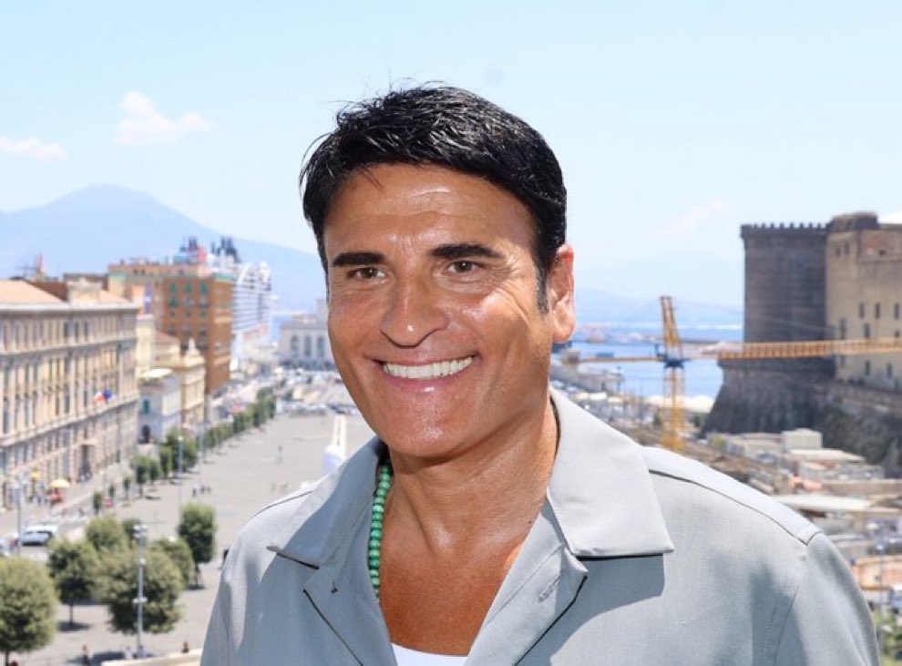 leonardo da vinci assolutamente schiumando sotto i suoi tre metri di terra dopo essersi reso conto di essere diventato il secondo da vinci più rilevante del paese subito dopo questo demone partenopeo dal bianco sorriso e l’assoluto cranio rettangolare ricco di spigoli appuntiti