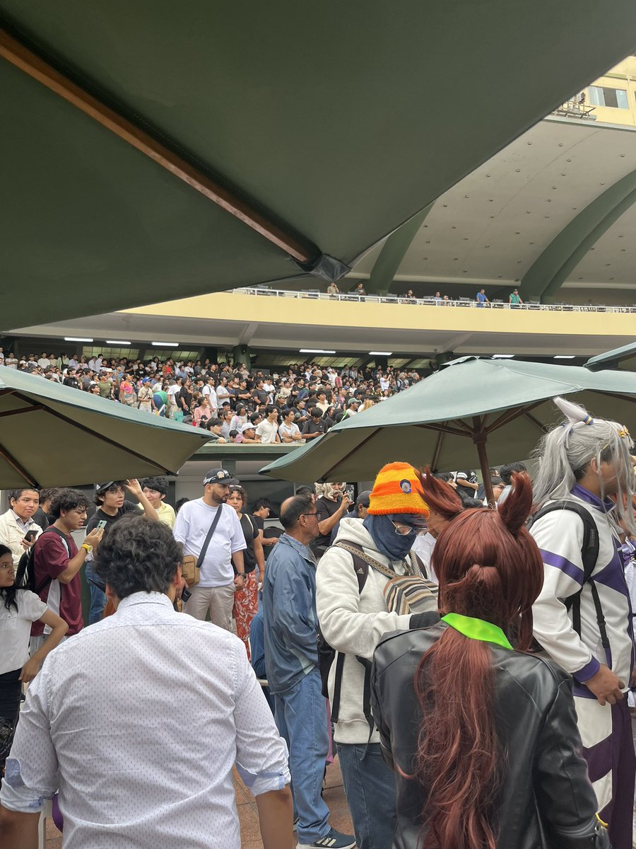 Ptr789's tweet photo. @Emikukis yo estaba a unas mesas de donde estabas tú con gloglo, la verdad es que tuve la suerte de llegar temprano al evento y haber podido ingresar, de ahí la gente se empezó a amontonar y ya no había espacio https://t.co/HffezoXyc0