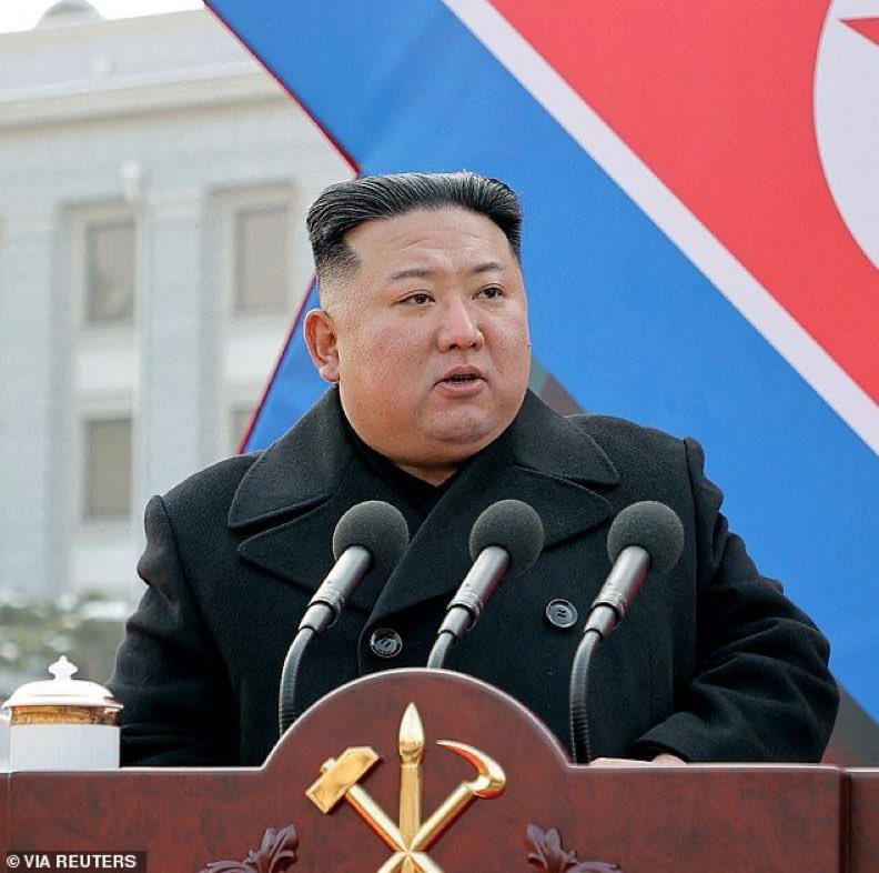 🔵 Kuzey Kore Lideri Kim Jong-un:

▪️İki nükleer tesisleri olan ülke, başka bir ülkenin nükleer tesisleri olduğu için ona saldırıyor. 

▪️Ben de nükleer tesislere sahibim, peki neden kimse bana yaklaşamıyor?