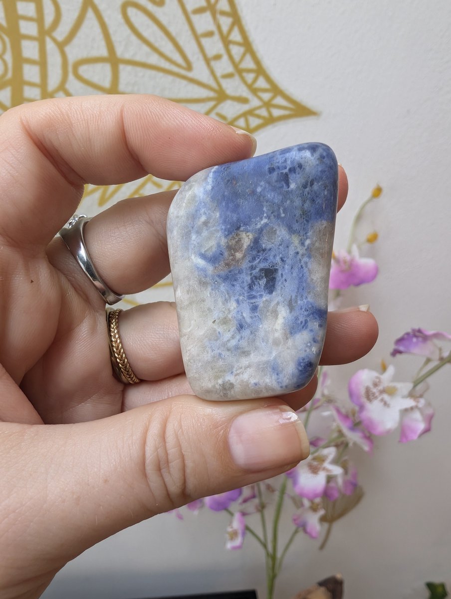 PMounou's tweet photo. Ma #pierre d'inspiration du jour est la #sodalite
Il s'agit d'un silicate chloré de sodium et d'aluminium avec des traces de fer, manganèse, potassium, calcium, eau et soufre. D'un bleu intense veiné de blanc (calcite), sa dureté sur l'échelle de Mohs (sur 10) est de 5,5 à 6. En-dessous de 7 (la dureté du quartz) la pierre est considérée comme fragile car elle peut se rayer facilement. On l'associe au calme
