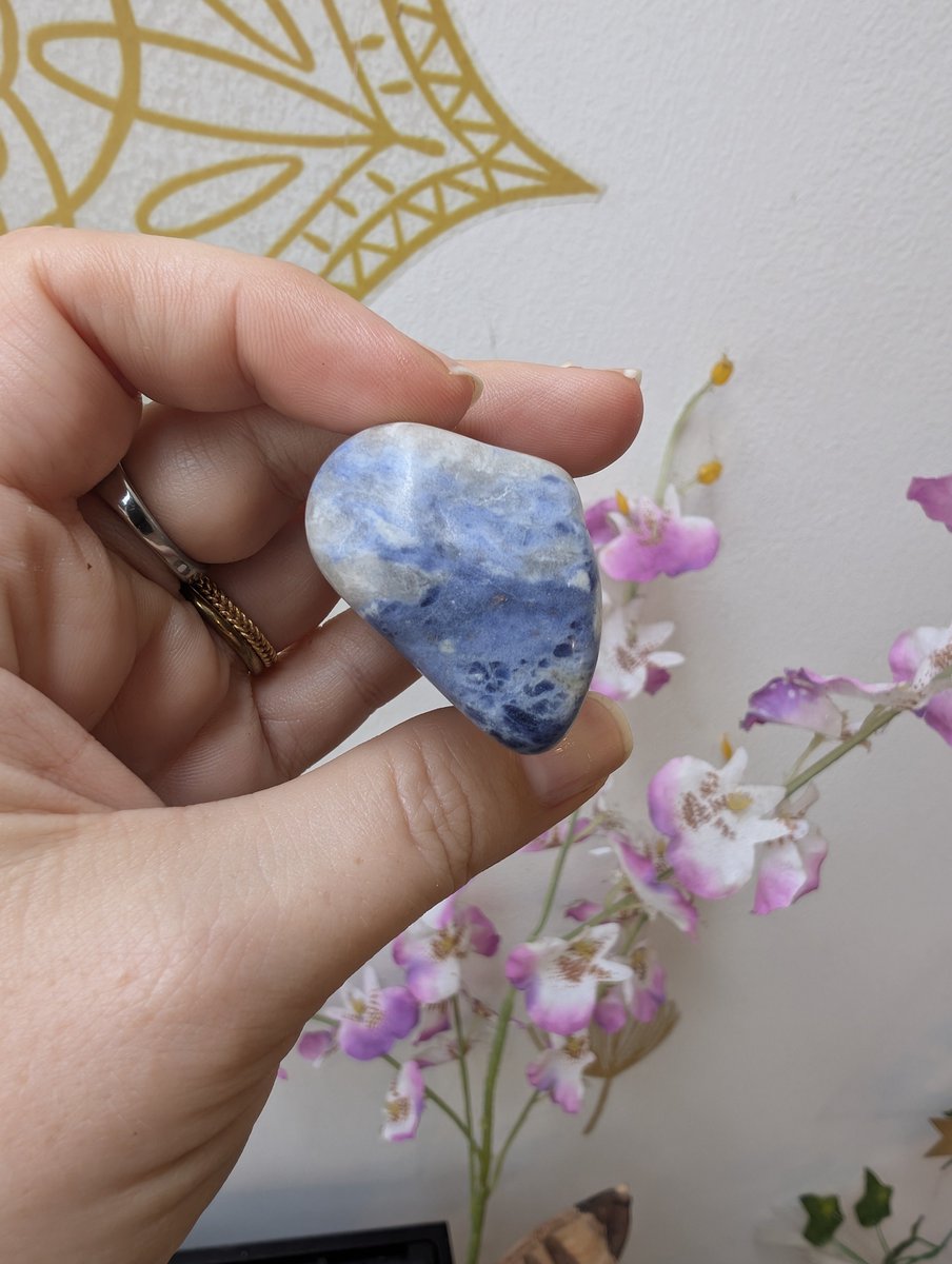 PMounou's tweet photo. Ma #pierre d'inspiration du jour est la #sodalite
Il s'agit d'un silicate chloré de sodium et d'aluminium avec des traces de fer, manganèse, potassium, calcium, eau et soufre. D'un bleu intense veiné de blanc (calcite), sa dureté sur l'échelle de Mohs (sur 10) est de 5,5 à 6. En-dessous de 7 (la dureté du quartz) la pierre est considérée comme fragile car elle peut se rayer facilement. On l'associe au calme