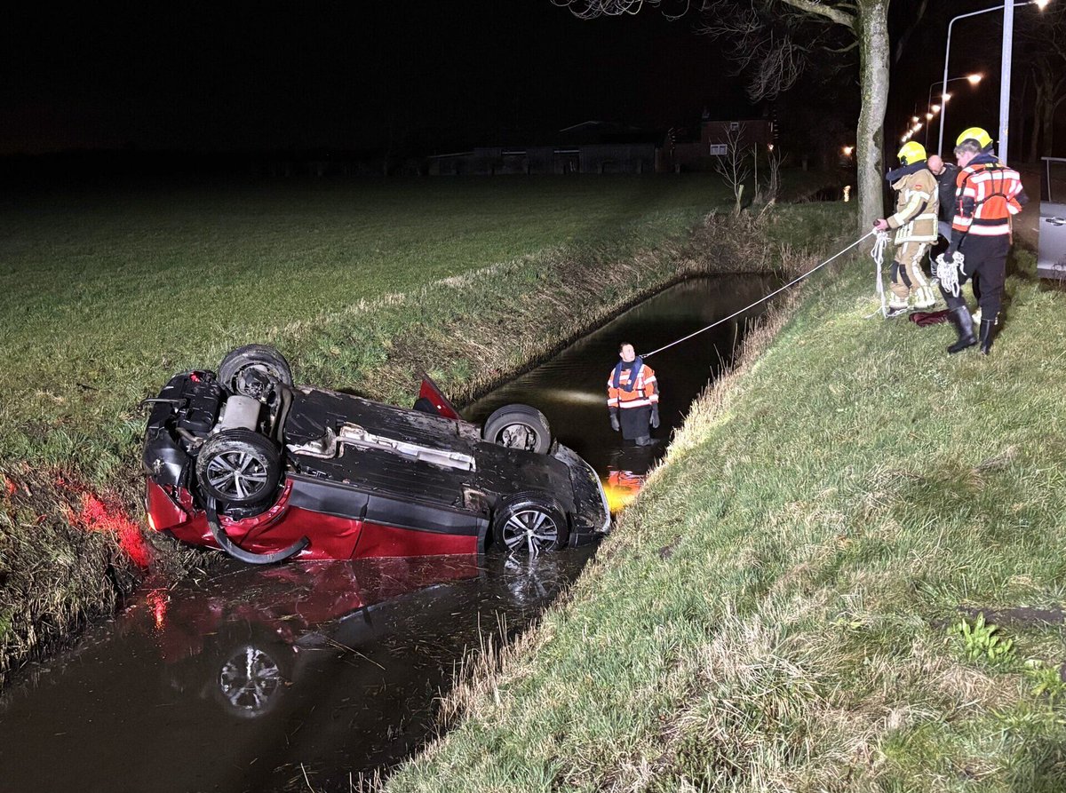 Auto over de kop te water geraakt bij aanrijding