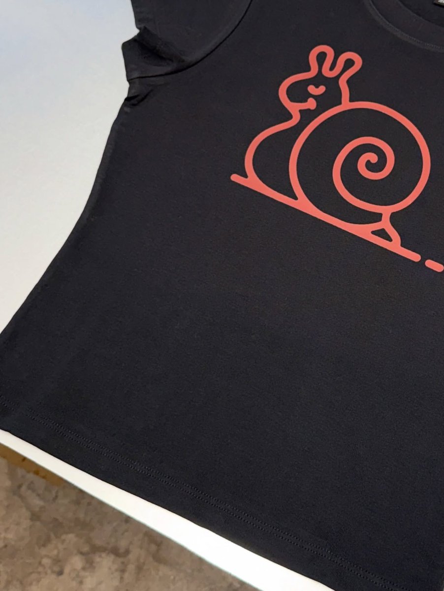 hsdaily's tweet photo. The dancers’s snail tees are Pleasing’s own! 🐌 https://t.co/JpxxcbRoFv