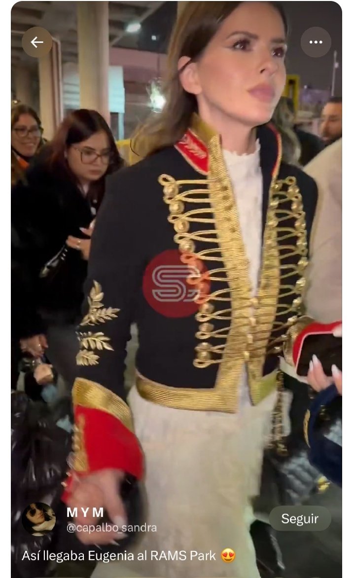 Es que estamos a 9 de julio o es fiesta de disfraces porque para ir a el estadio más aún con un frío infernal en Turquía con faldita gitanesca y esas botas y la chaqueta de Napoleón Bonaparte
Esta haciendo el papelón del siglo jajajs es que la miro y muero 
Paaabre