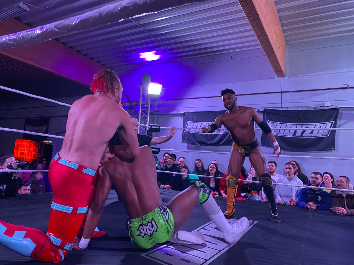 Maximo_is_here's tweet photo. Awesome main event at the Bodyzoi show won by @rickysosa508 🇧🇪against @AlexZayneSauce 🇺🇸
And @TheOJMO 🏴󠁧󠁢󠁥󠁮󠁧󠁿 https://t.co/lZ2W6pVUbY