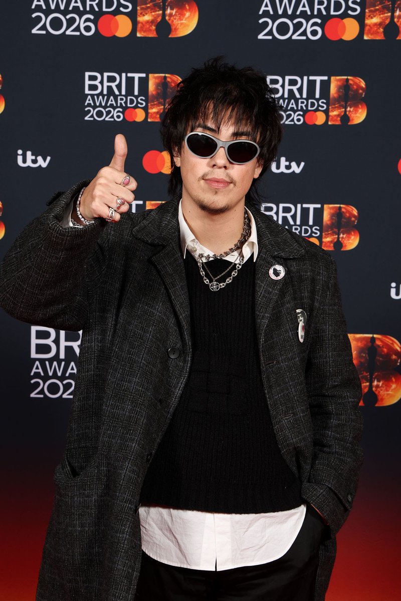 Max Bassin (Geese) en los Brit Awards esta tarde en Manchester 🪿