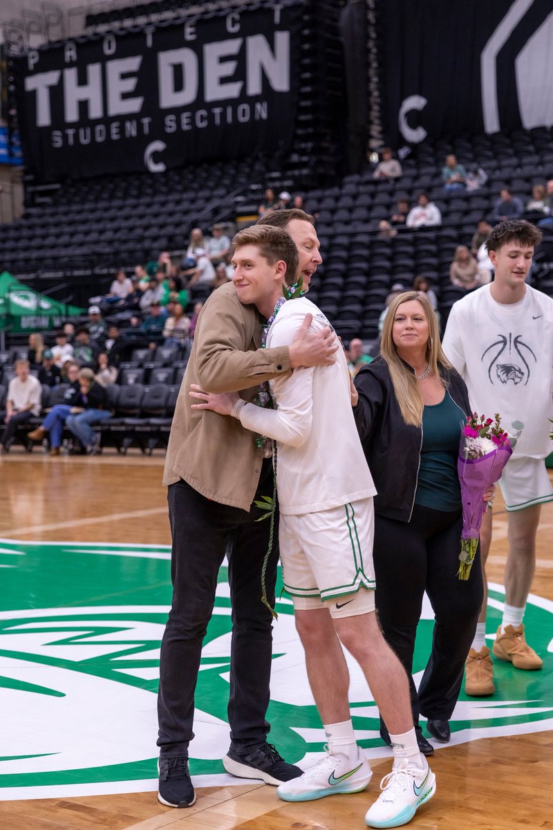 UVUmbb's tweet photo. They are so easy to celebrate. CONGRATS SENIORS!!

#GoUVU | #ValleyForged https://t.co/k1EiagvVfY