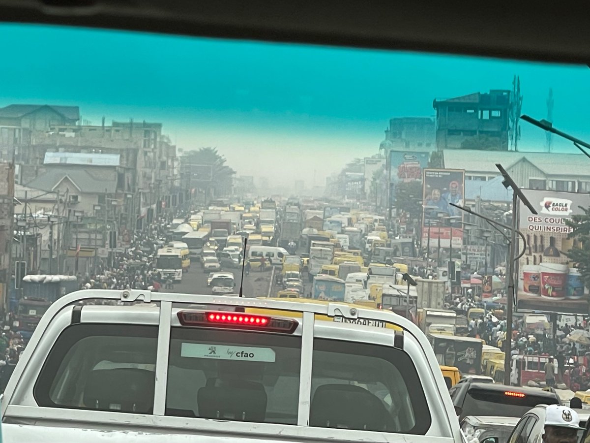 De retour dans mon cher Kinshasa, j'étais de bonne humeur car les formalités à l'aéroport de N'djili s'étaient plutôt bien déroulées, mais la route vers le centre-ville était soumise à des embouteillages monstrueux. Nous n'avons avancé que de trois kilomètres environ en trois