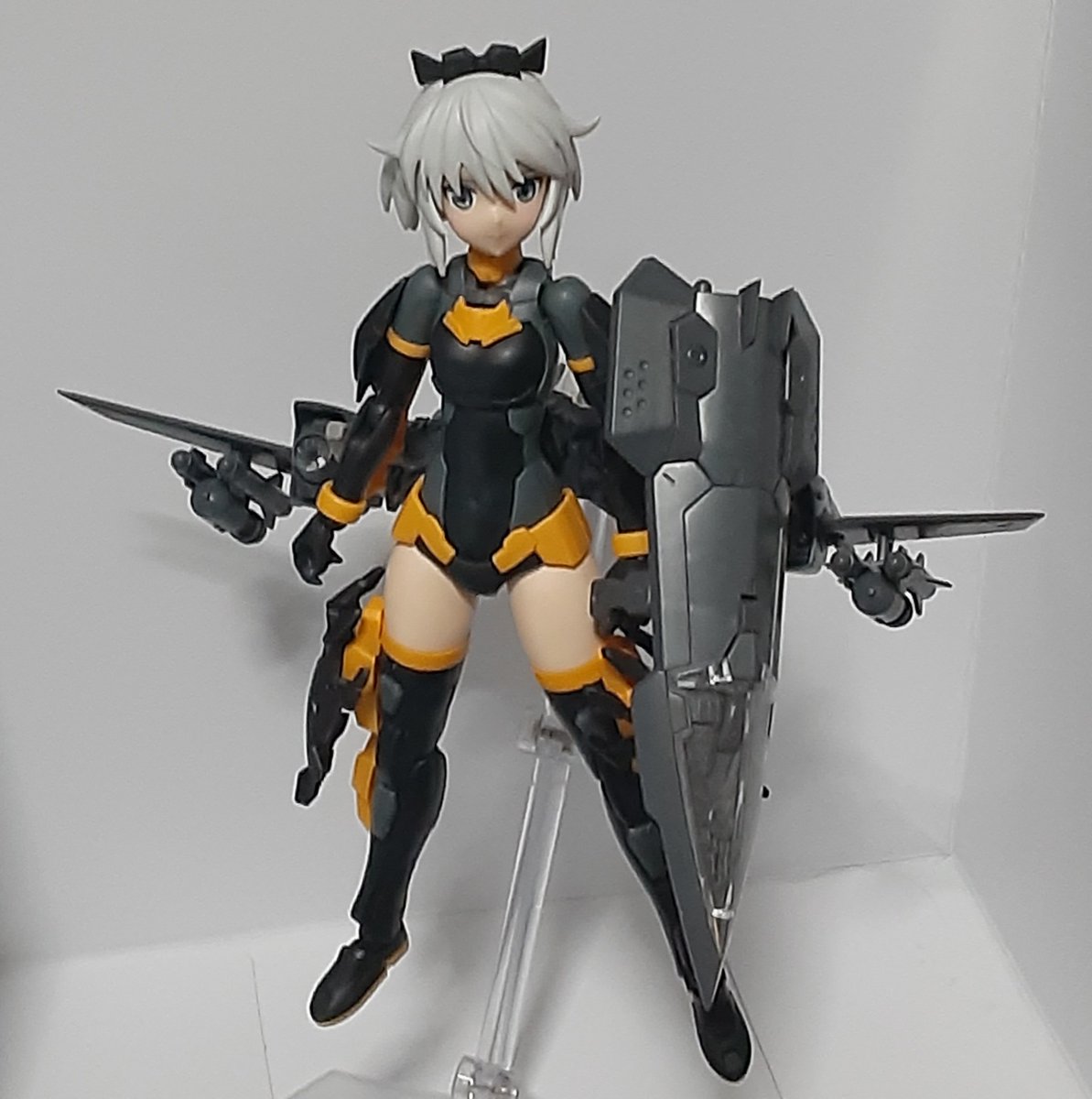 2月は積みプラ崩し月間

リシェッタにソリッドラプター背負わせてみたらいい感じだったので
密着感が増す様に機首シールド周りを細々と加工してます

シールドを持って左右の飛行ユニット幅を縮めるだけの簡易変形で飛行形態から通常モードへ、と
使い勝手のいいBWS的装備にしてみました

#30MS #MSG