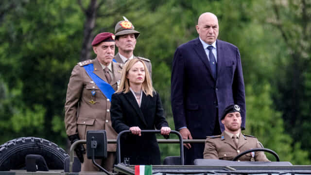#Crosetto #Meloni #Salvini #Tajani 

Siamo allibiti. 
L'Italia è l'unico Paese al Mondo dove il suo Ministro della Difesa si è fatto bloccare a Dubai.