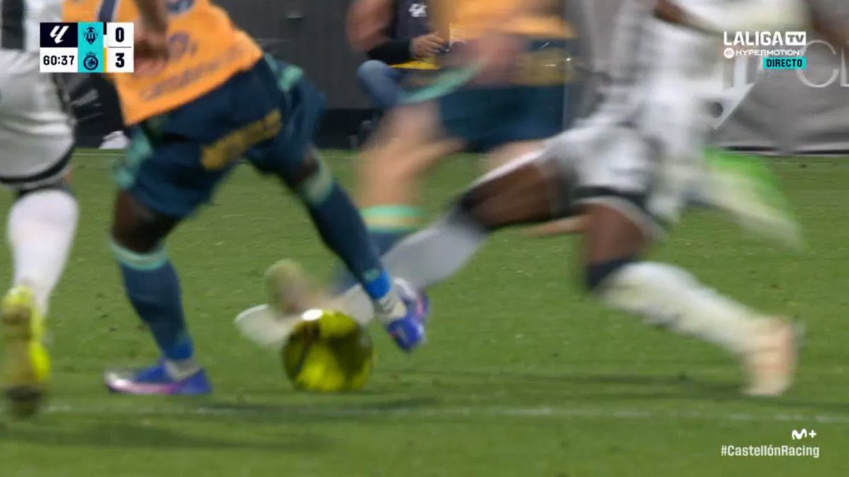 ArchivoVAR's tweet photo. 🖥️💥 El VAR perdonó la expulsión a Suleiman.

👉🏻 El jugador del Racing de Santander deja la plancha en la cara interna del tobillo de Cipenga.

❌ 𝗘𝗦 𝗥𝗢𝗝𝗔 𝗗𝗜𝗥𝗘𝗖𝗧𝗔.

▪️ Gálvez Rascón, en el VAR, sigue pasando de los pisotones tras su estancia en la nevera. https://t.co/qoM9lBxjfA