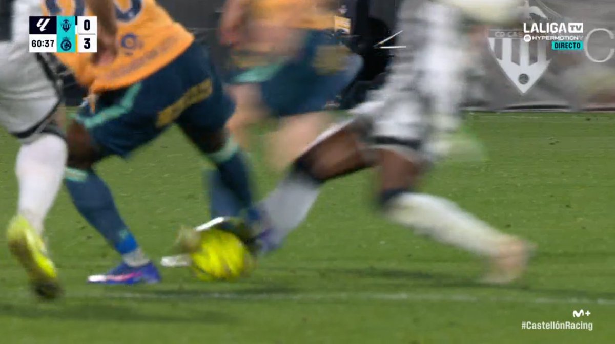 ArchivoVAR's tweet photo. 🖥️💥 El VAR perdonó la expulsión a Suleiman.

👉🏻 El jugador del Racing de Santander deja la plancha en la cara interna del tobillo de Cipenga.

❌ 𝗘𝗦 𝗥𝗢𝗝𝗔 𝗗𝗜𝗥𝗘𝗖𝗧𝗔.

▪️ Gálvez Rascón, en el VAR, sigue pasando de los pisotones tras su estancia en la nevera. https://t.co/qoM9lBxjfA