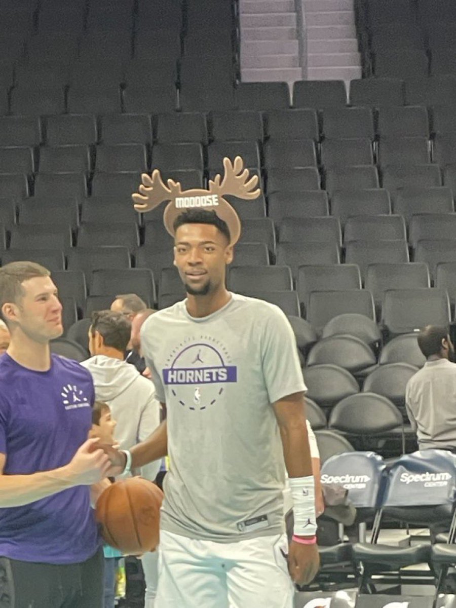 TrashTalk_fr's tweet photo. La folie Moussa Diabate bat son plein à Charlotte.

Nouvelle victoire ce soir.
Des fans qui l’adorent.
Et des bois d’élan à son honneur.

Y’a pas d’arrêter ! 🇫🇷🫎 https://t.co/G2YM2mNCrr