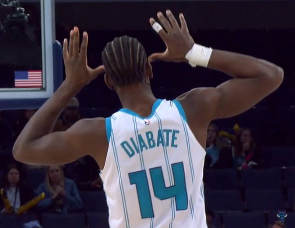TrashTalk_fr's tweet photo. La folie Moussa Diabate bat son plein à Charlotte.

Nouvelle victoire ce soir.
Des fans qui l’adorent.
Et des bois d’élan à son honneur.

Y’a pas d’arrêter ! 🇫🇷🫎 https://t.co/G2YM2mNCrr