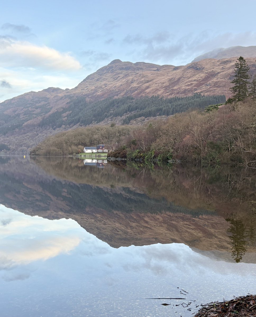 ScotIrishShop's tweet photo. Best wee spot on the banks of Loch Lomond!  Our family -owned holiday rental - 2bedroom 2 bath with stunning views. Sit back, relax, enjoy the ever changing scenery.    https://t.co/zUU5xxbuyL https://t.co/IlPue6UBBF