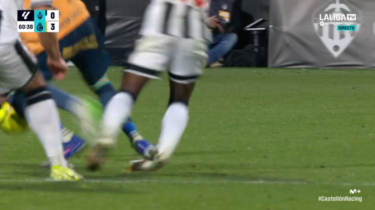 ArchivoVAR's tweet photo. 🖥️💥 El VAR perdonó la expulsión a Suleiman.

👉🏻 El jugador del Racing de Santander deja la plancha en la cara interna del tobillo de Cipenga.

❌ 𝗘𝗦 𝗥𝗢𝗝𝗔 𝗗𝗜𝗥𝗘𝗖𝗧𝗔.

▪️ Gálvez Rascón, en el VAR, sigue pasando de los pisotones tras su estancia en la nevera. https://t.co/qoM9lBxjfA