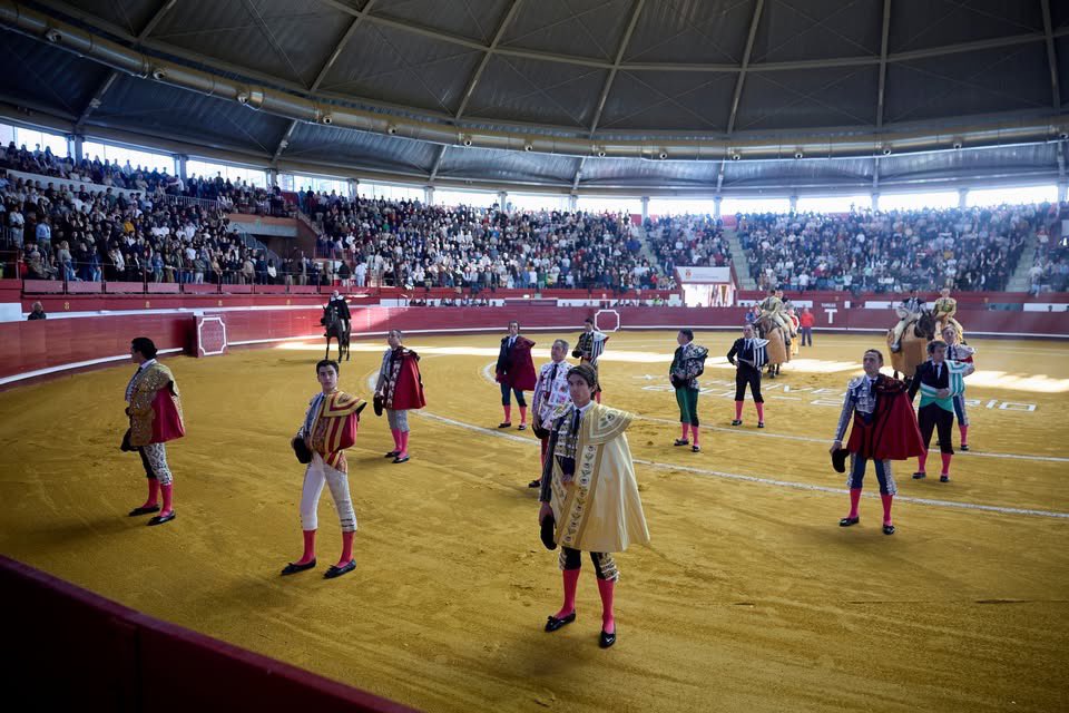 📸📸📸 ¡𝗟𝗢𝗦 𝗠𝗘𝗝𝗢𝗥𝗘𝗦 𝗜𝗡𝗦𝗧𝗔𝗡𝗧𝗘𝗦! Revive el la corrida de toros del 𝗫𝗫 𝗔𝗡𝗜𝗩𝗘𝗥𝗦𝗔𝗥𝗜𝗢 de La Flecha de la mano de 𝗖𝗮𝘀𝘁𝗲𝗹𝗹𝗮, 𝗧𝗮𝗹𝗮𝘃𝗮𝗻𝘁𝗲 𝘆 𝗠𝗮𝗿𝗰𝗼 𝗣𝗲́𝗿𝗲𝘇. 👇

🔗 Galería: m.facebook.com/story.php?stor…