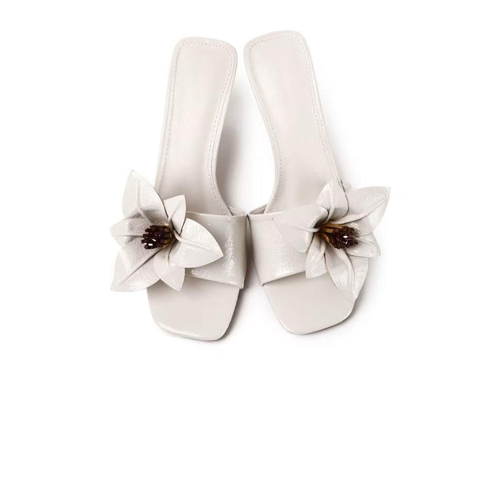 Who loves floral shoessss?!! 🥹💗 cause i just found the prettiest one! The big flower design tuu seriously giving Takkan vibes 😂✨ soooo prettyyyy!!